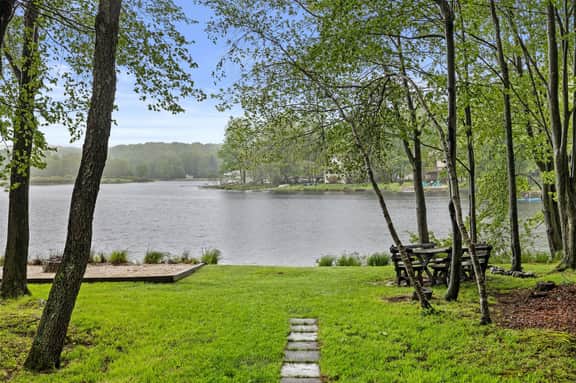 Lakefront Retreat - Image 3
